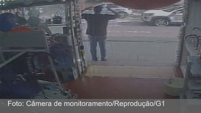 Vídeo mostra queda de marquise no Centro de Juiz de Fora; um homem morreu