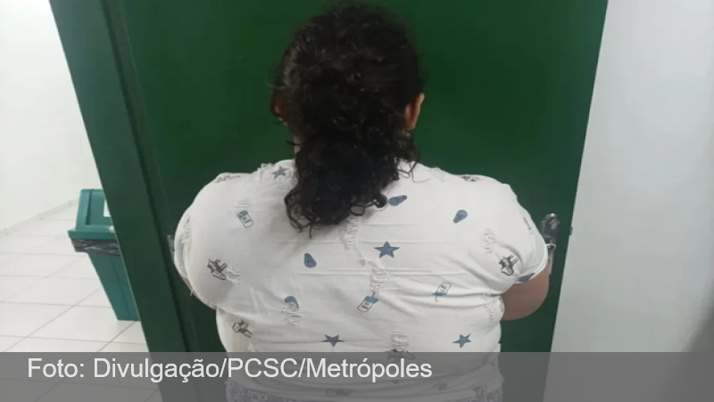 Mulher de 37 anos é presa após fingir ter 12 e ser “adotada” por família