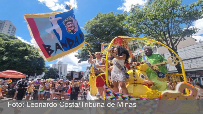 Banda Daki mantém a tradição e reúne milhares de foliões nas ruas de Juiz de Fora