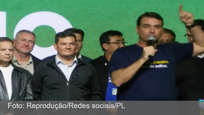 Flávio diz que Lula “foi lamber a bota” de Trump em encontro nos EUA