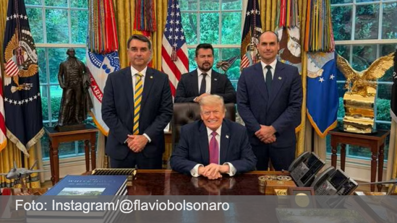 Flávio Bolsonaro se encontra com Trump na Casa Branca