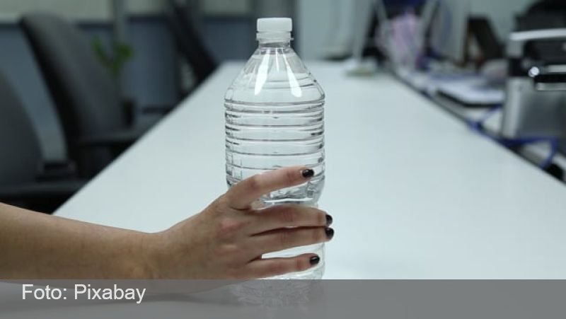 Teste mostra bactérias em garrafinhas de água; veja como limpar corretamente