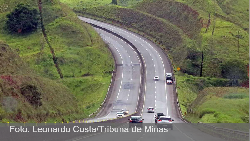 Carreta que transportava ração tomba e motorista morre preso às ferragens na BR-040 em Juiz de Fora