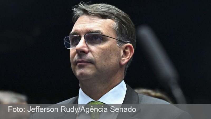 Moraes abre inquérito contra Flávio por suposta calúnia a Lula