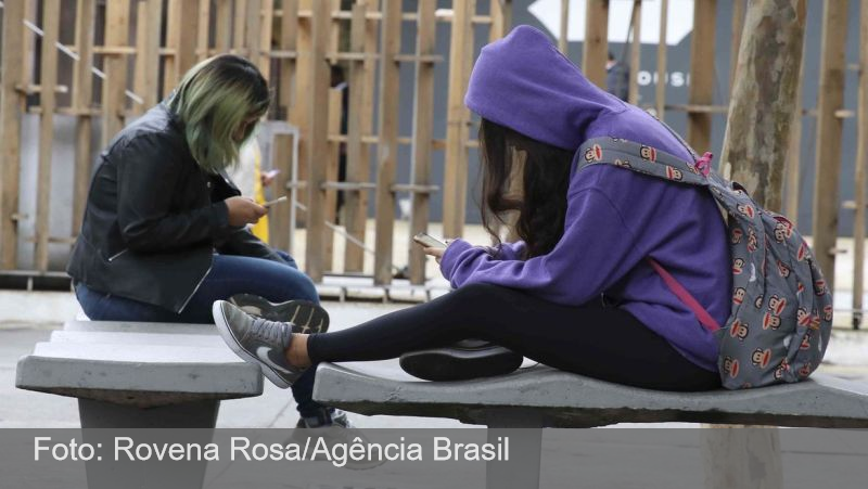 Celular em sala desafia dia a dia de professores, dizem pesquisadores