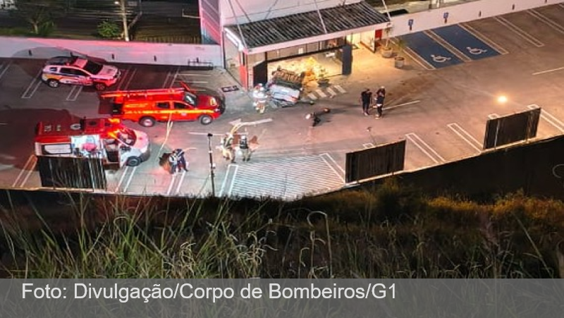 Motorista sobrevive após carro despencar de encosta de 80 metros e capotar diversas vezes em Juiz de Fora