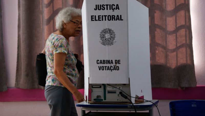 Eleições são encerradas em todo o país; começa apuração dos votos