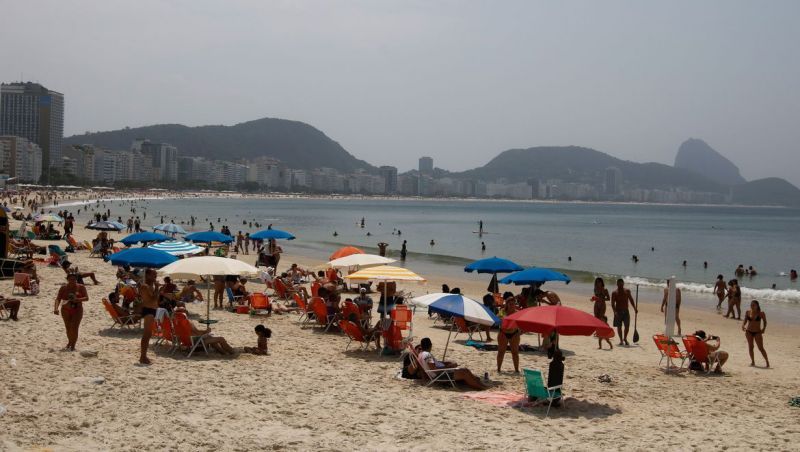 Calor movimenta orla do Rio apesar de restrições