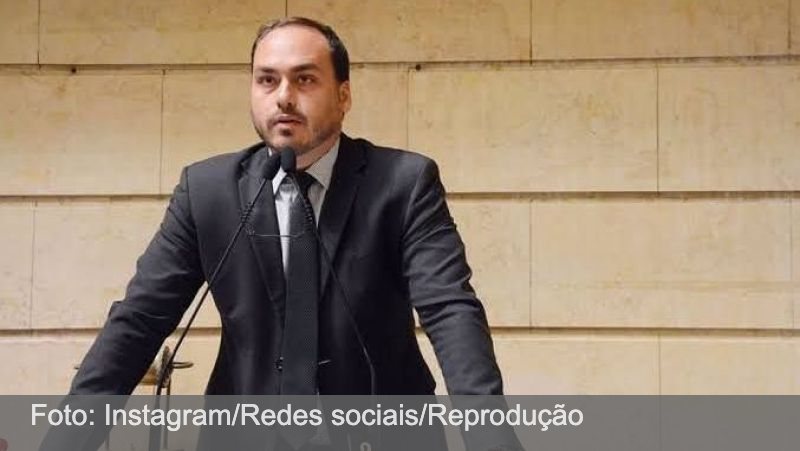 Carlos diz que Bolsonaro está abatido e culpa Cid por “famílias destruídas”