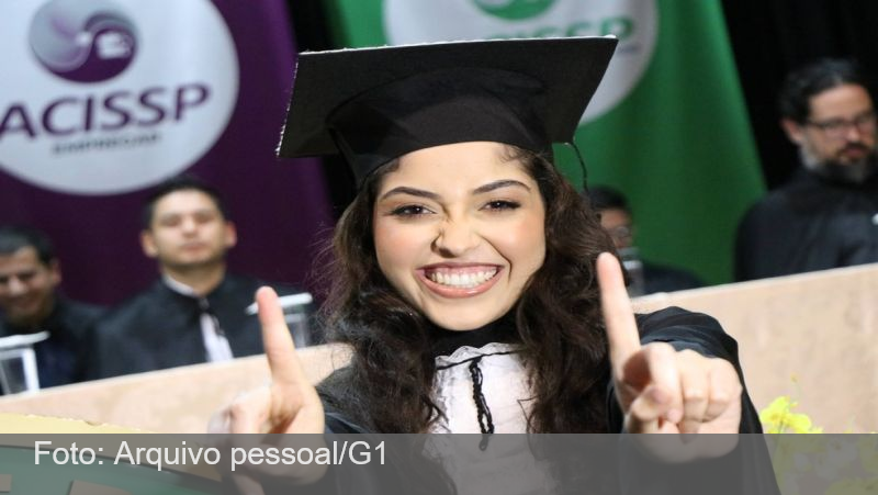 Aluna se forma sozinha após ser a única a ‘passar direto’ em todas as matérias da faculdade; ‘Só tinha meu chapéu voando’