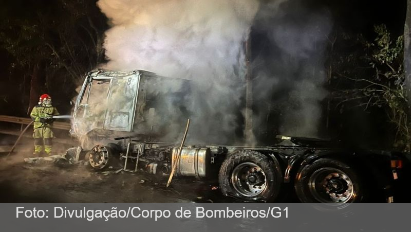 Carreta fica completamente destruída após pegar fogo na BR-040; VÍDEO