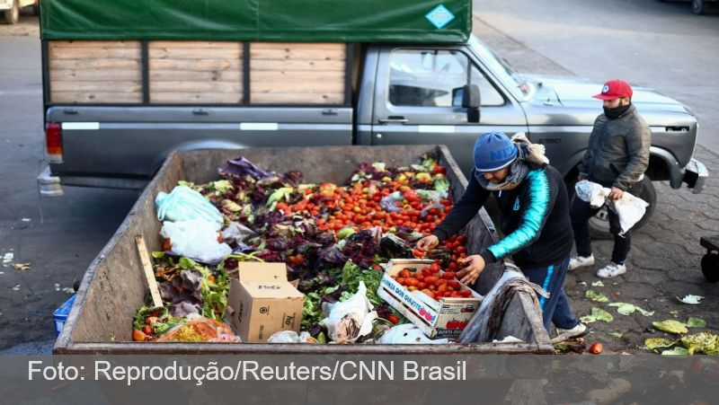 Argentinos buscam alimentos descartados para sobreviver em meio à alta de preços