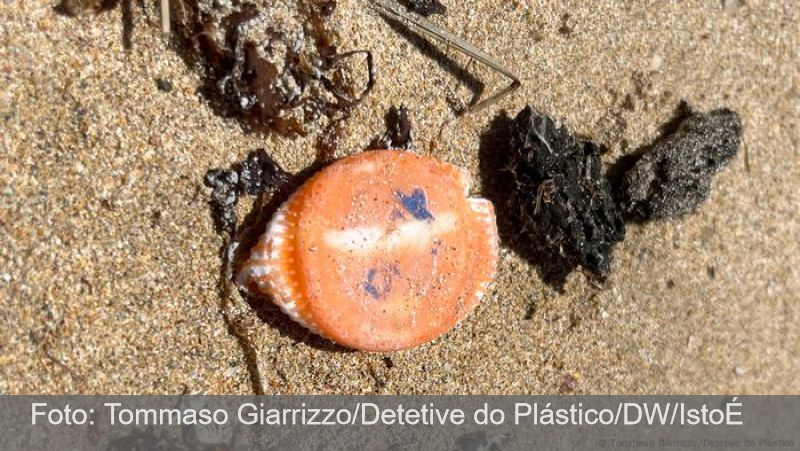 Lixo plástico vindo da África polui praias brasileiras