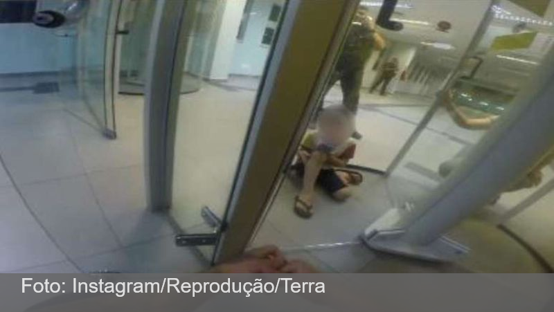 Criança de 4 anos fica presa por quase 2 horas em porta giratória de banco no Paraná