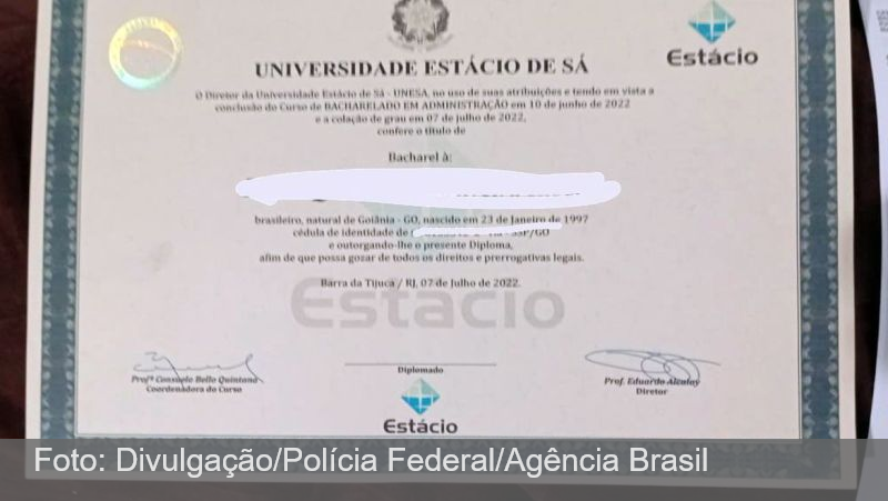 Operação da Polícia Federal no DF e 11 estados mira rede que falsificava diplomas