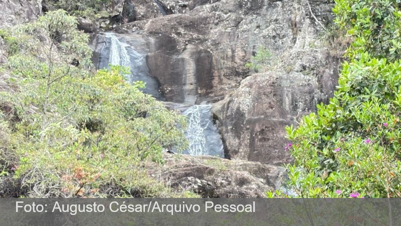 Cachoeira histórica castigada pela estiagem e que ficou seca por mais de um mês volta a ter água em MG