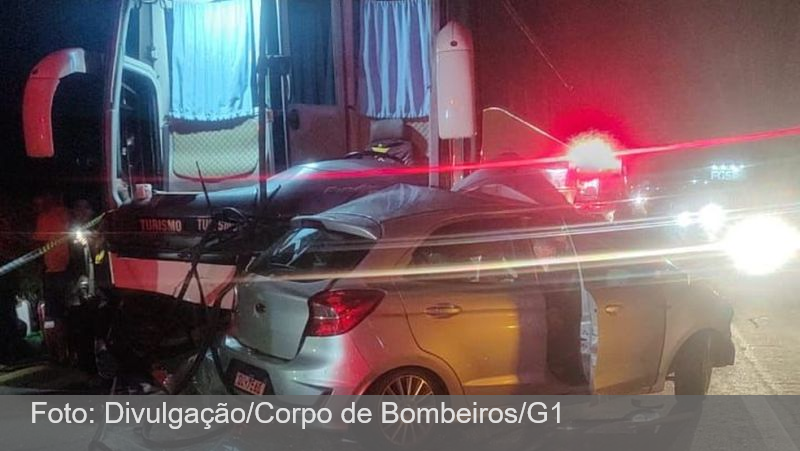 Motorista de carro morre após colisão frontal com ônibus na BR-040, em Juiz de Fora