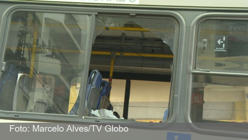 Fonoaudióloga é atingida por tiro no pescoço dentro de ônibus no Rio