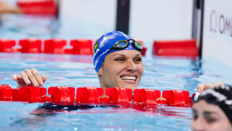 Carol Santiago conquista medalha de prata nos 100 metros peito