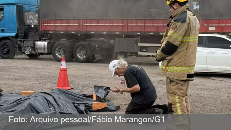 FOTO: Motorista de caminhão envolvido em acidente se ajoelha e faz oração ao lado de corpo de vítima na BR-158