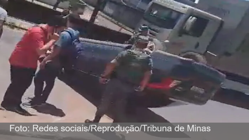 Acidente entre carro e moto complica trânsito na Zona Norte de Juiz de Fora