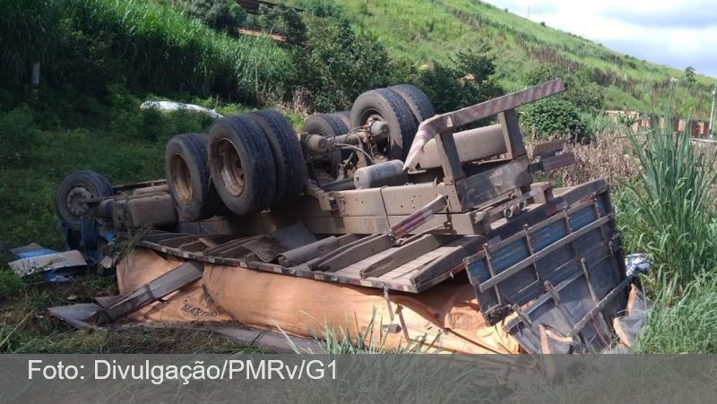 Caminhão capota e deixa passageiro morto na MG-353, em Coronel Pacheco