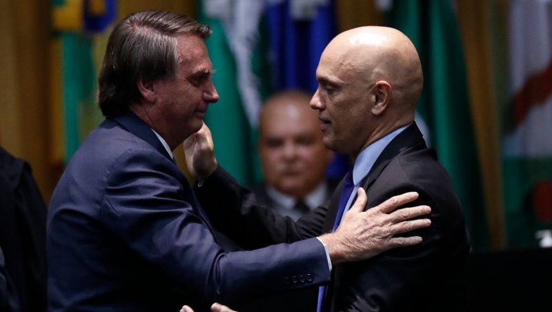 Bolsonaro cumprimenta Moraes em cerimônia no TST