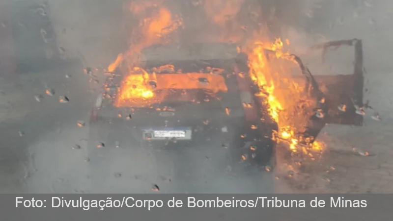 Carro de passeio pega fogo na Zona Norte de Juiz de Fora