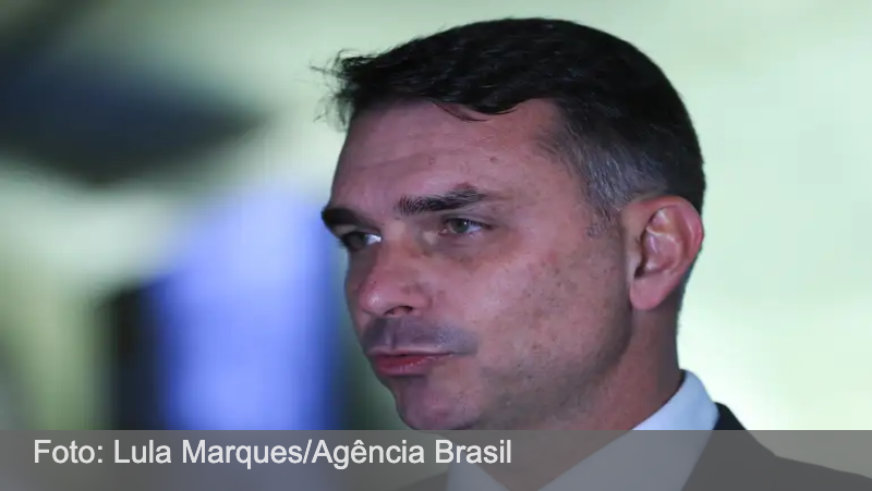 Flávio vira advogado de Bolsonaro e poderá ver o pai todos os dias