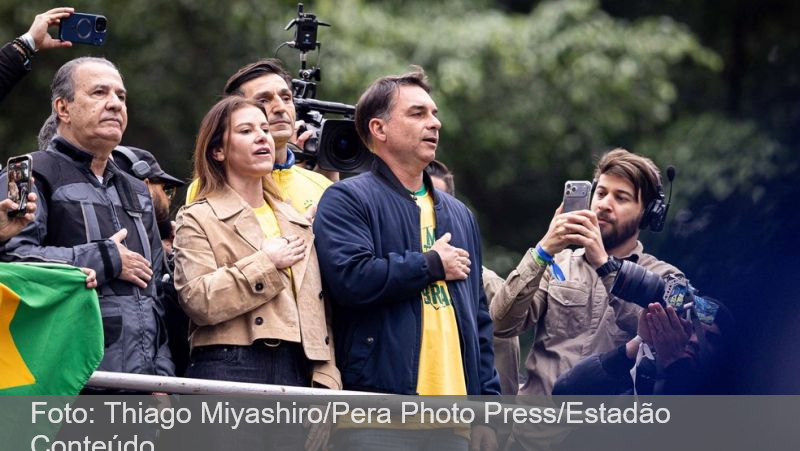 Flávio Bolsonaro chama 8 de janeiro de farsa, diz que STF não é Alexandre de Moraes e que ‘povo quer mudança’ em ato na Paulista