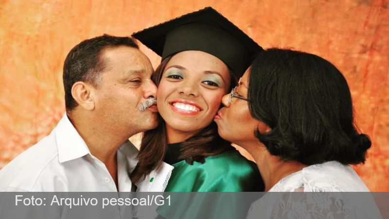 Pai paga faculdade de medicina da filha na Bolívia vendendo água de coco e jovem volta à cidade natal pelo Mais Médicos