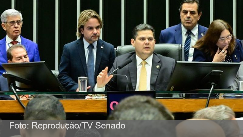 Alcolumbre faz manobra atípica para reduzir pena de Bolsonaro sem alterar condenação de acusados de crimes hediondos