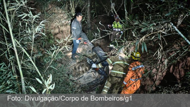 Passageira morre após carro cair em barranco de 20 metros na MG-126 em Mar de Espanha; motorista é preso por embriaguez