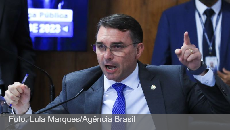 Flávio Bolsonaro quer acionar TSE após desfile em homenagem a Lula