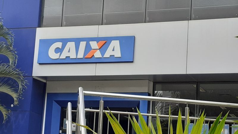 SERVIDOR DA CAIXA COM SALÁRIO DE R$ 45 MIL FOI COLOCADO PARA ORGANIZAR FILA  EM AGÊNCIA