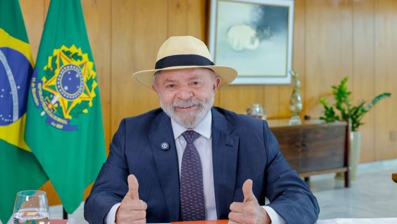 Lula faz exames de imagem da cabeça e está liberado para viagens