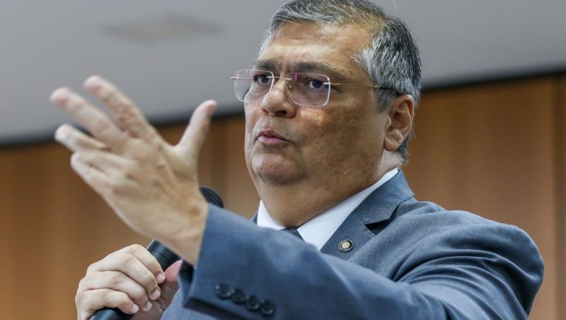 Dino suspende regra sobre aposentadoria de policiais homens e mulheres