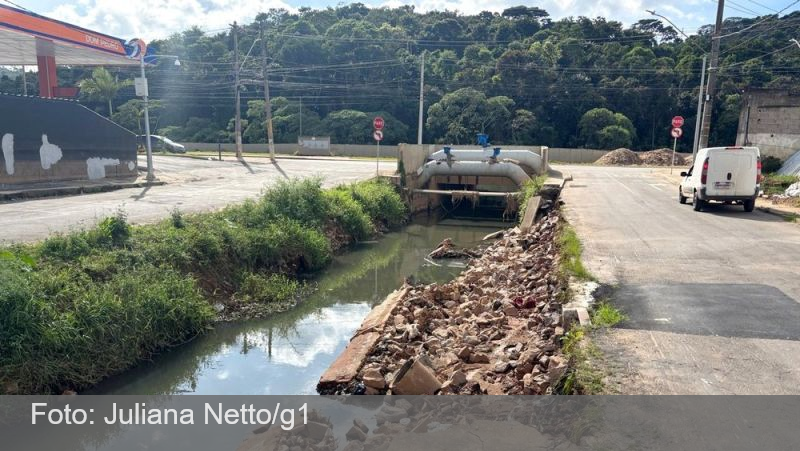 Mureta cede em córrego do bairro Industrial, que aguarda obras após tragédia em Juiz de Fora
