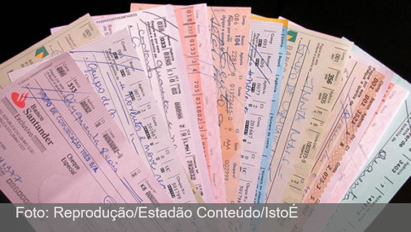 Em tempos de Pix, brasileiros ainda emitem 200 milhões de cheques ao ano