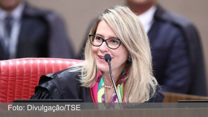 Flávio Bolsonaro escolhe ex-advogada de Lula para campanha à Presidência